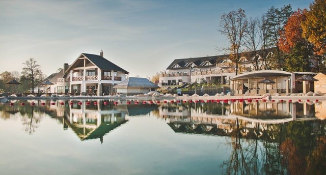 Molo Resort, ul. Główna 231A, Osiek
Ocena: 9,5

Molo Resort ceniony jest przez gości za lokalizację - znajduje się zaledwie kilka kilometrów od Oświęcimia. Goście mają do dyspozycji szeroki wachlarz usług hotelowych oraz bogate zaplecze do uprawiania sportów wodnych.