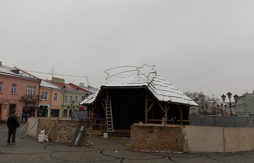 Budowa szopki bożonarodzeniowej w Chełmie idzie pełną parą
