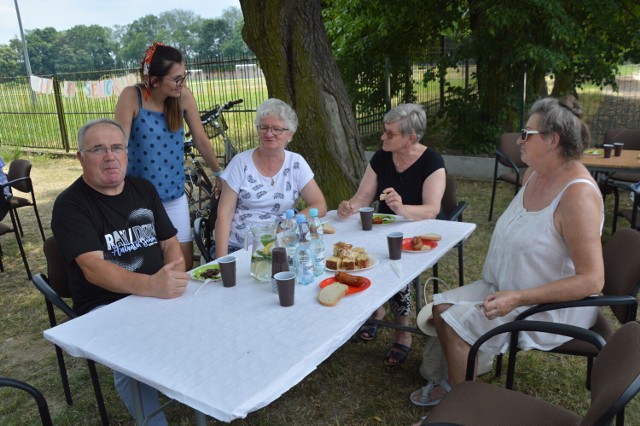 „Piknik dla seniorów” odbył się na osiedlu Karsznice w Zduńskiej Woli