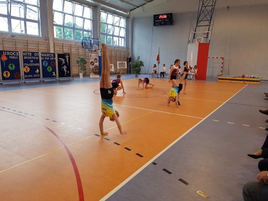 Hala sportowa przy szkole podstawowej numer 2 w Staszowie oficjalnie otwarta. To obiekt z prawdziwego zdarzenia (ZDJĘCIA)
