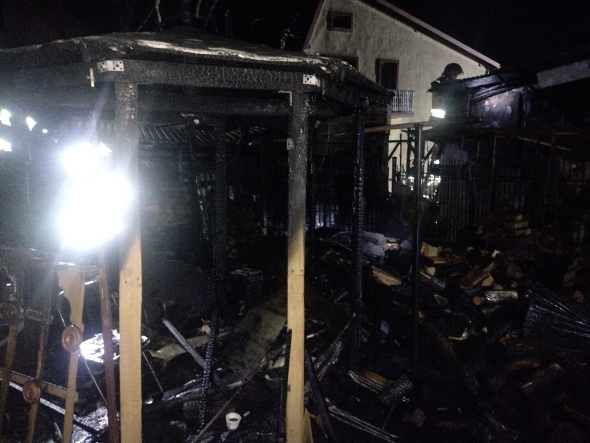 Budynki gospodarcze i altana spłonęły doszczętnie na posesji przy ulicy Chełmońskiego w Ostrowcu. Strażacy uratowali dom