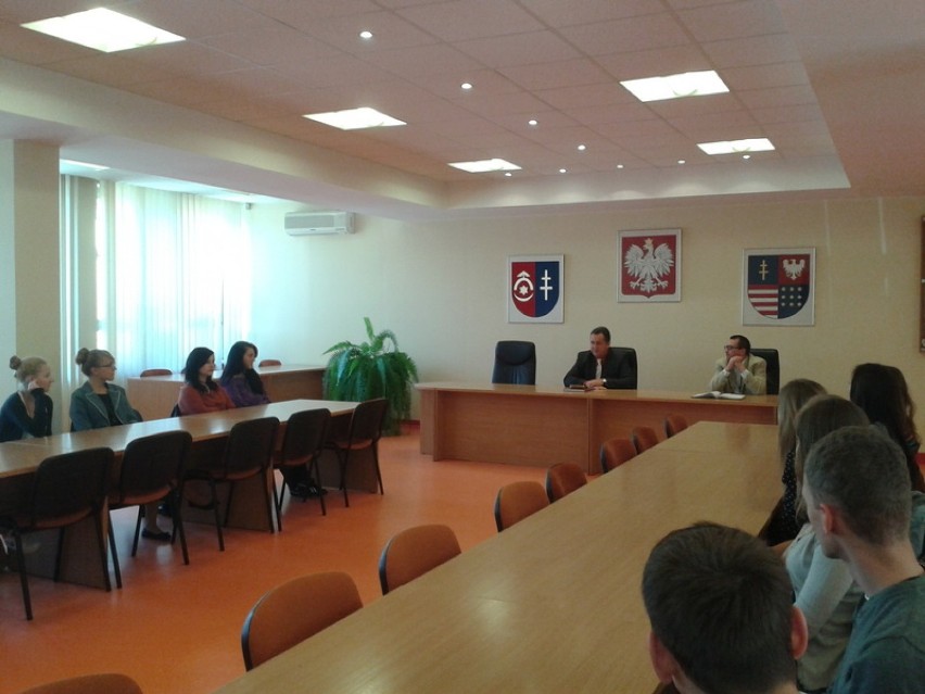 Uczniowie ze „Staszica" na spotkaniu ze Starostą Powiatu Ostrowieckiego