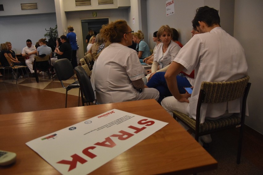 Strajk w szpitalu w Rybniku: "Nasze zarobki są katastrofalne" mówi załoga rybnickiego szpitala. Zobacz na zdjęciach jak protestują w WSS nr3