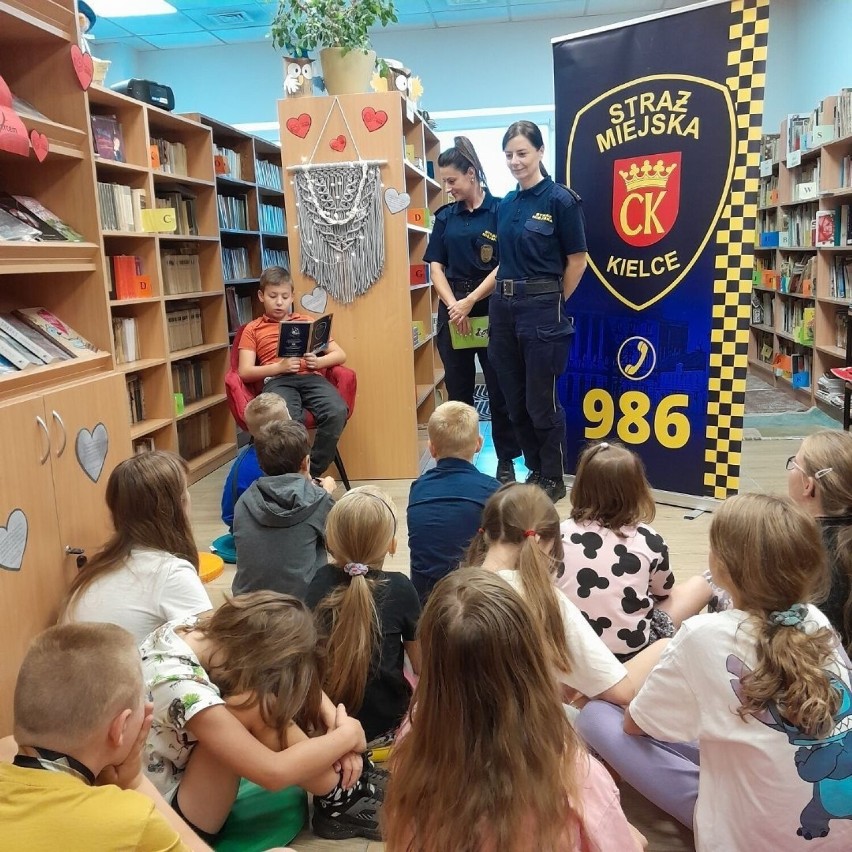 Straż Miejska w Kielcach włączyła się w akcję "Głośnego Czytania". Strażniczki odwiedziły Szkołę Podstawową numer 11 w Kielcach