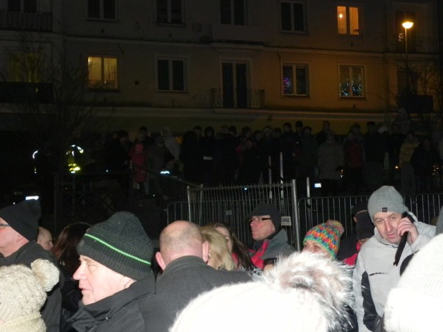 Koncert Krzysztofa Krawczyka z zespołem przyciągnął na ostrowiecki Rynek niezliczone tłumy mieszkańc&oacute;w. Fot. Krzysztof Krzak