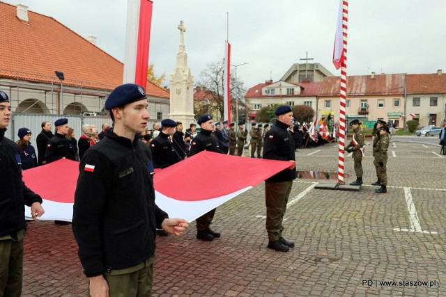 Piękna uroczystość z okazji Święta Niepodległości miała miejsce w sobotę, 11 listopada w Staszowie. Zobaczcie nowe zdjęcia >>>