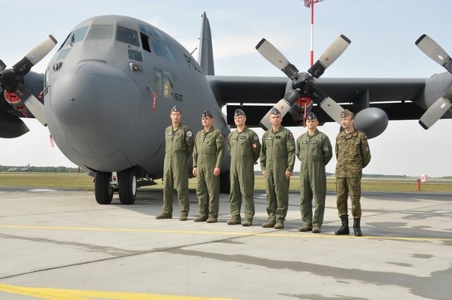 Do polskich sił powietrznych został przyjęty piąty i ostatni Hercules C-130E. Uroczystość odbyła się w 33. Bazie Lotnictwa Transportowego w Powidzu u