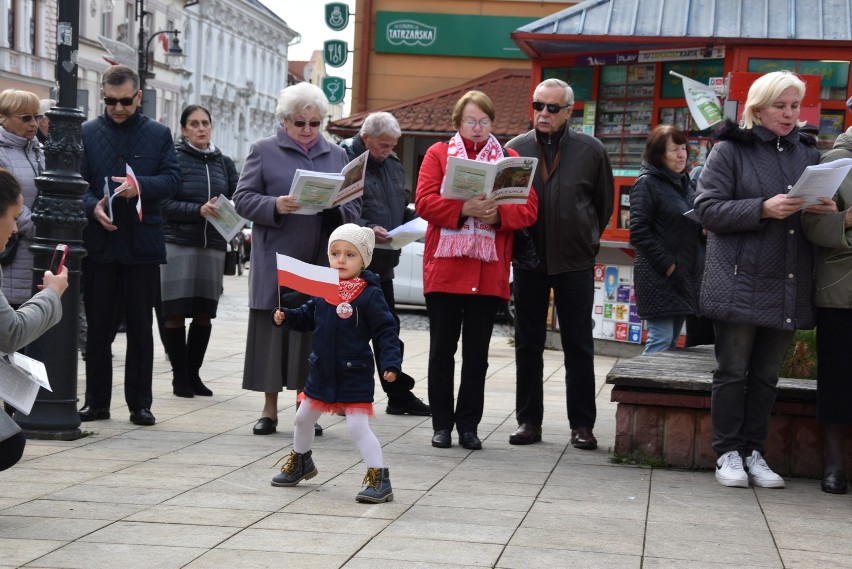 „Niepodległa do Hymnu” w Tarnowie. Mieszkańcy wspólnie zaśpiewali Mazurka Dąbrowskiego