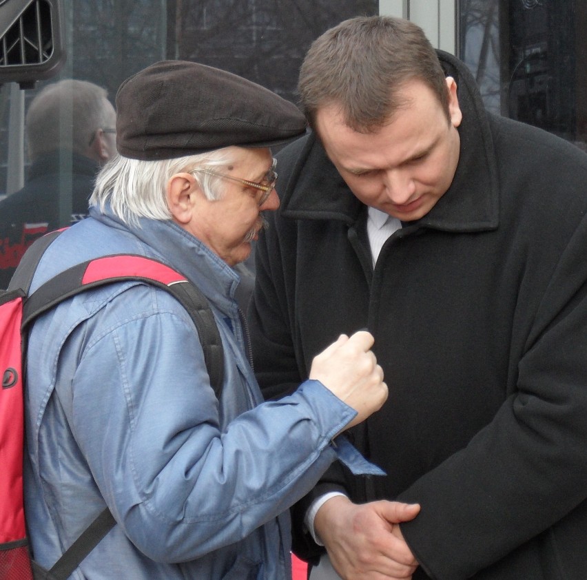 Pikieta w Tychach. Jakub Chełstowski (z prawej)