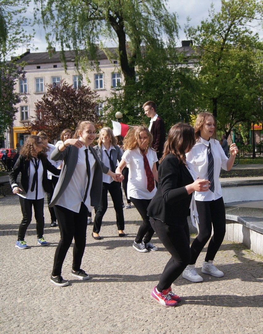 Flash mob na pl. 3 Maja w Radomsku. Młodzież zachęca do...