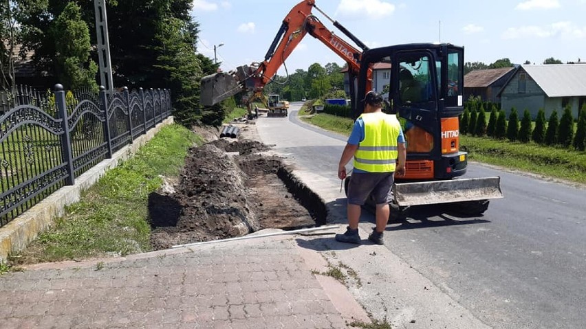 Maćkowice. Trwa budowa chodnika przy drodze powiatowej. Wartość zadania to 100 tys. zł [ZDJĘCIA]