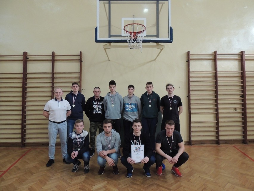 Reprezentacje ZS nr 1 i ZS nr 3 najlepsze w mistrzostwach powiatu w koszykówce