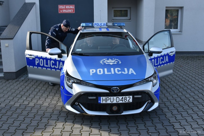Nowy, hybrydowy samochód zasilił szeregi Komisariatu Policji...
