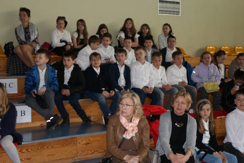 Uroczystość nadania sztandaru Szkole Podstawowej im. św. Jana Pawła II w Działoszynie ZDJĘCIA