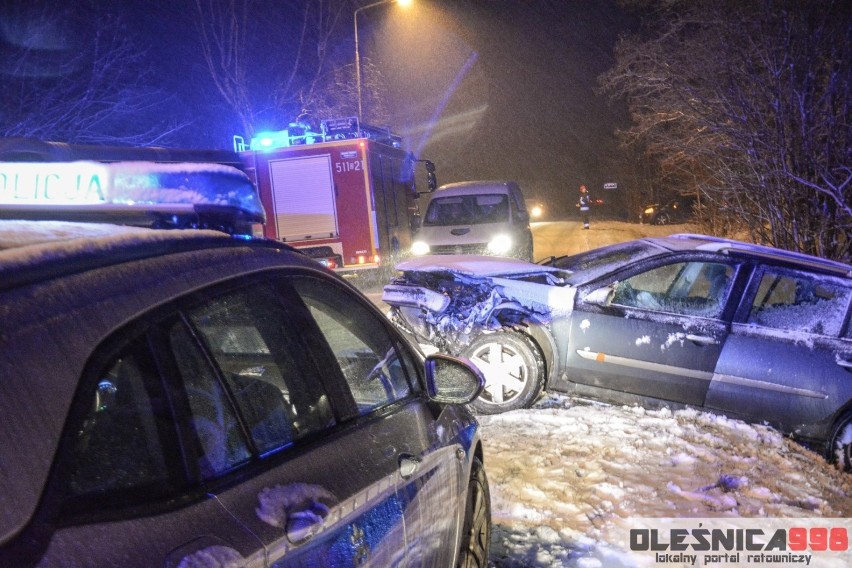 Dwie osoby zostały ranne w wypadku pod Oleśnicą [ZOBACZ ZDJĘCIA]