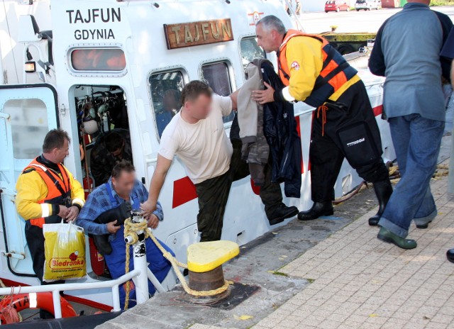 Uratowane osoby z jachtu przypłynęły jednostką SAR do Darłowa