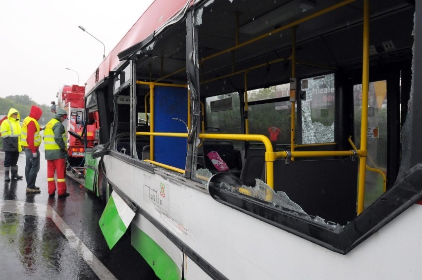 Wypadek na ul. Krochmalnej: Ciężarówka uderzyła w autobus