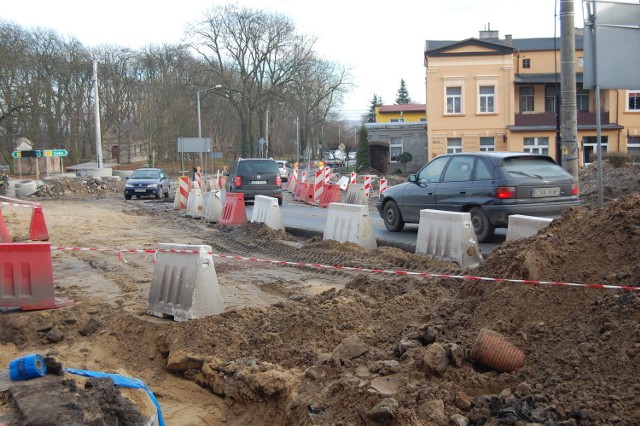 Z centrum Kcyni w stronę Bydgoszczy tylko jeden pas ruchu.  Piesi także nie wszędzie przejdą, albo znak zakazu przejścia, albo wertepy