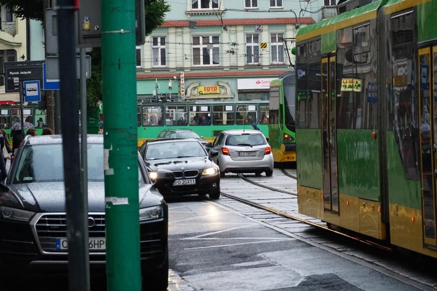 Przy ul. Kraszewskiego, za rynkiem Jeżyckim, przystanki...