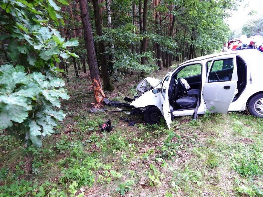 Auto uderzyło w drzewo. Kobieta trafiła do sieradzkiego...