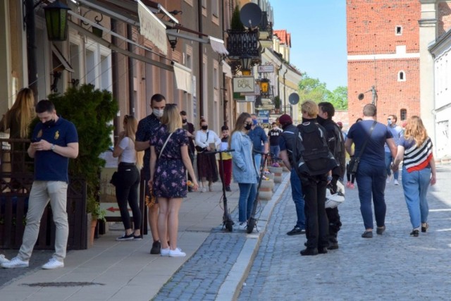 Sobota 9 maja to dzień w którym po niemal dwóch miesiącach pustki i smutku w Sandomierzu powiało optymizmem. Rozluźnienie obostrzeń spowodowanych koronawirusem sprawiło, że do miasta znów przyjechało wielu turystów. Otwarcie atrakcji Bramy Opatowskiej i podziemnej trasy turystycznej też sprawiło, że do miasta przyjechało sporo osób. Swoją galerię otworzył też po długiej przerwie słynny jubiler, artysta Cezary Łutowicz. Można też było kupić na wynos, napoje, lody, jedzenie. Wróciły też elektryczne autka obwożące turstów.

Zobaczcie na kolejnych zdjęciach jak w sobotę 9 maja Sandomierz wrócił do życia