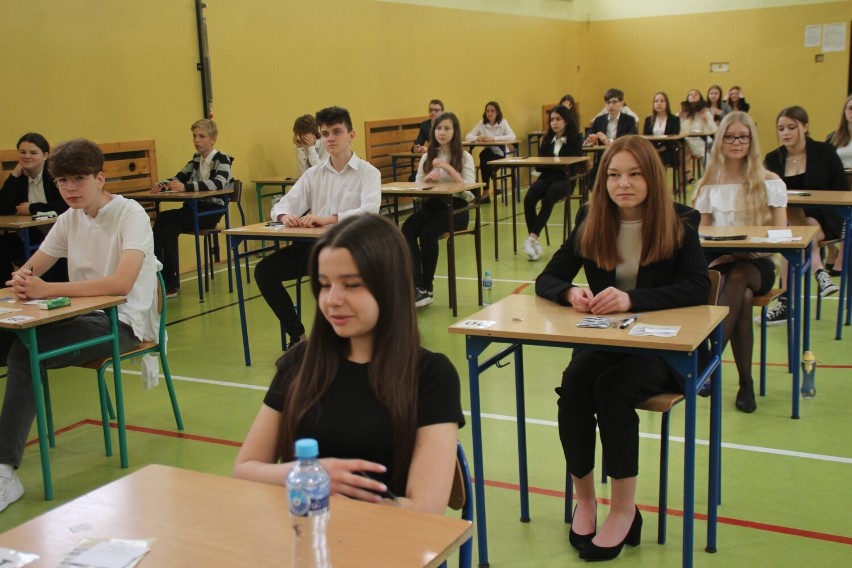​Egzamin ósmoklasisty 2022 w Radomsku. Uczniowie z PSP 2 piszą matematykę. ZDJĘCIA