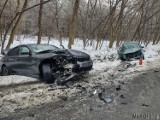 Wypadek na trasie Namysłów - Oława. BMW czołowo zderzyło się z peugeotem. Jedna osoba trafiła do szpitala