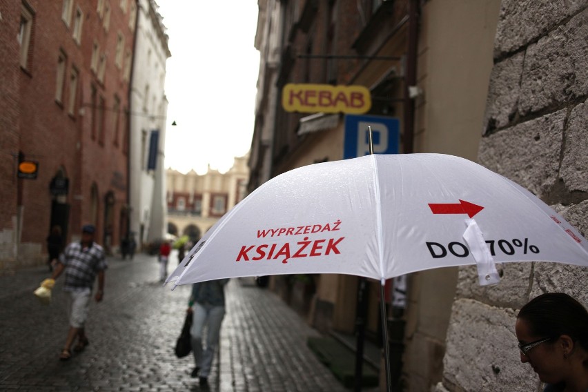 Kraków: właściciele lokali walczą z zakazem reklam... parasolami [ZDJĘCIA]
