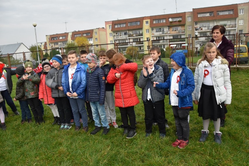 SP nr 3 w Sławnie śpiewa hymn Polski 8 listopada 2019 r.