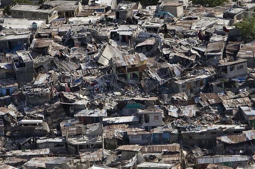 Zniszczenia jakich dokonało trzęsienie ziemi w haitańskiej...