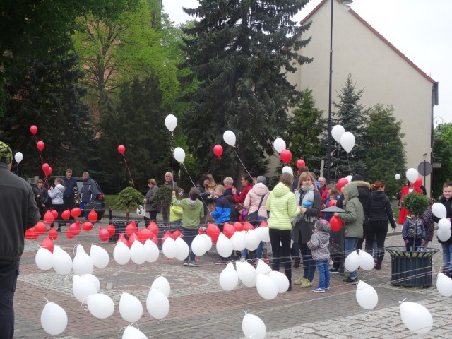 Atmosfera była zarówno podniosła jak i radosna.Płonęło ognisko przy którym można było upiec kiełbaskę i porozmawiać.Właśnie o taki sposób świętowania nam chodziło. - mówi Joanna Olszewska - Gredka, szefowa Miejskiego Domu Kultury w Ośnie Lubuskim