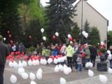 Przed urzędem powstała flaga z biało - czerwonych balonów