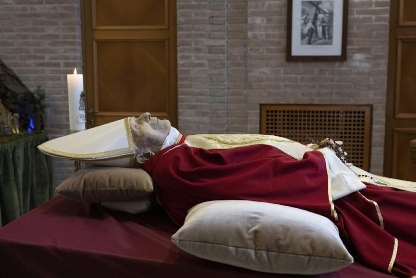 Ciało Benedykta XVI wystawione w kaplicy. Pogrzeb planowany jest na czwartek