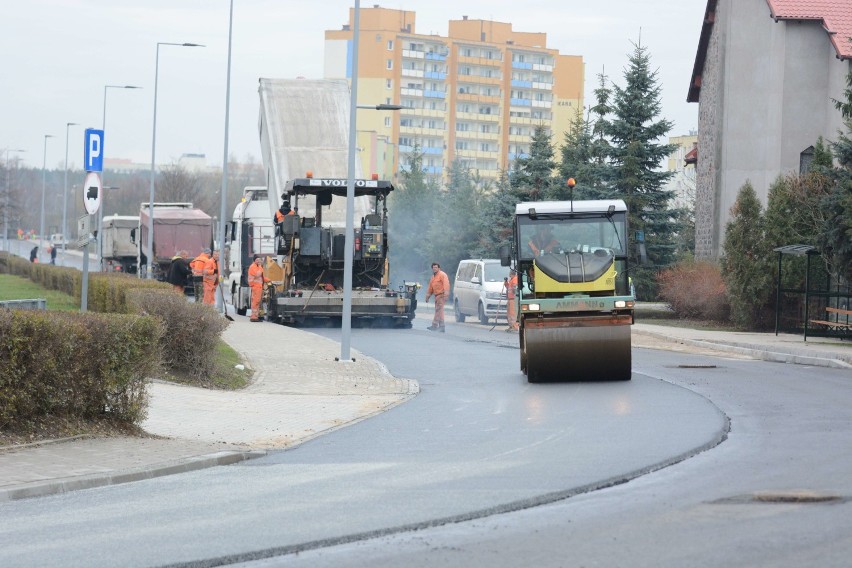 Drogowcy układają ostatnią warstwę asfaltu na ulicy Ikara [zdjęcia]