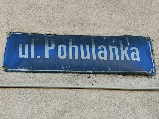 Jest tu bardzo kameralnie, Pohulanka liczy jedynie trzy bardzo podobne do siebie budynki mieszkalne, niewiele różniące się od reszty dawnego osiedla, czyli zabudowy ul. Okrężnej, Małopolskiej, czy Górniczej. 