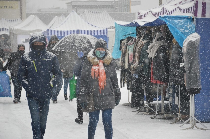 Bazar przy ul. Dmowskiego w Piotrkowie - duże opady mokrego...