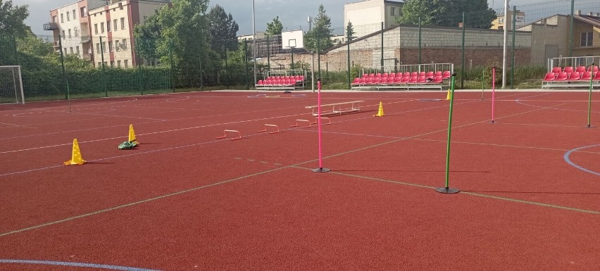 Boisko wielofunkcyjne Szkoły Podstawowej numer 2 w Jędrzejowie uroczyście otwarte! Zobacz zdjęcia