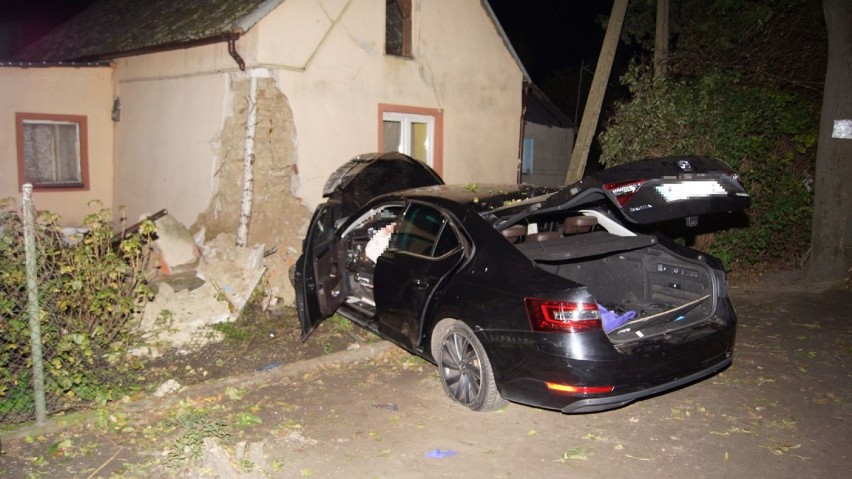 34-letni kierowca skody wjechał w budynek mieszkalny w powiecie aleksandrowskim [zdjęcia]