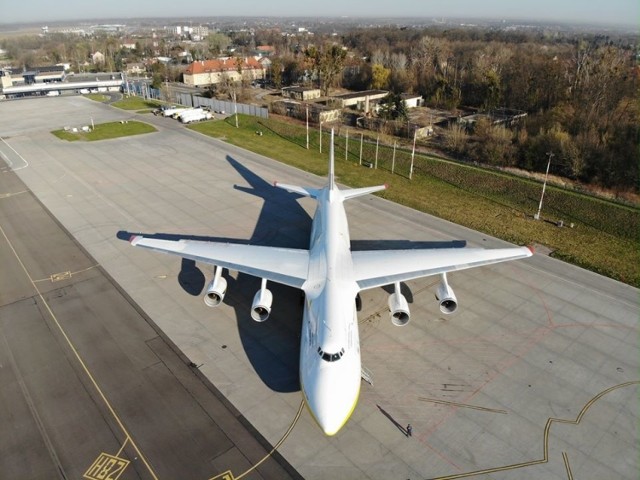 Potężny Antonov An-124 Rusłan na płycie wrocławskiego lotniska