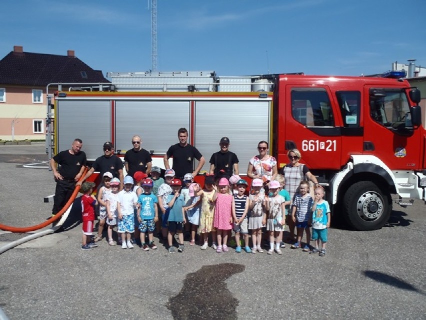 Przedszkolaki odwiedzają siedzibę Powiatowej Straży Pożarnej w Złotowie