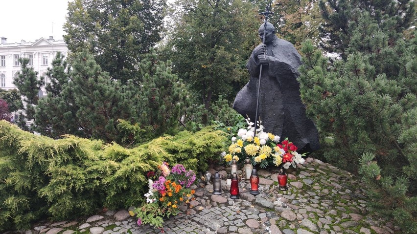 42. rocznica wyboru Karola Wojtyły na papieża. Kwiaty pod...