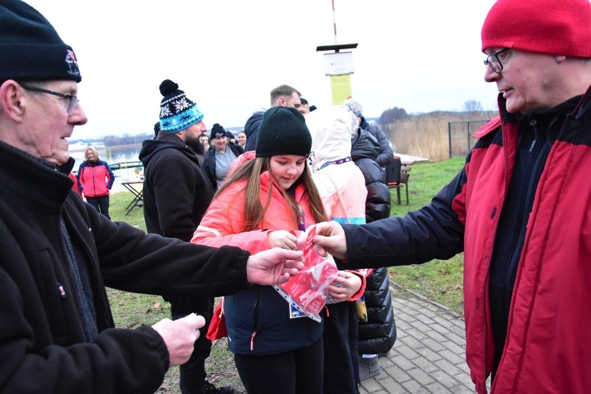 W sobotę (28.01.2023) morsy z Gąsawy weszli do wody dla...