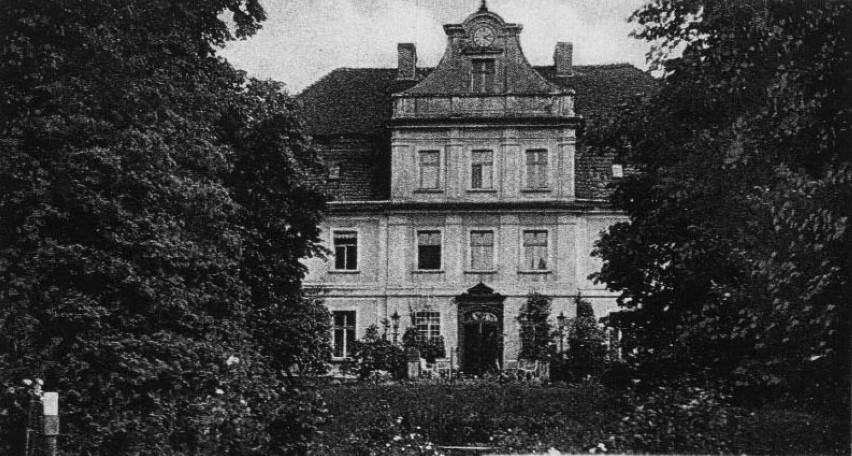 Pałac w Studzieńcu na początku XX wieku - elewacja...