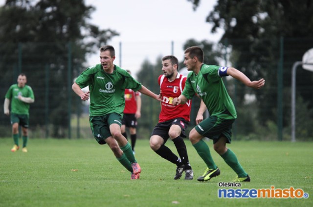 Piłkarze Widawy Bierutów (zielone stroje) piłkarsko są przygotowani do awansu