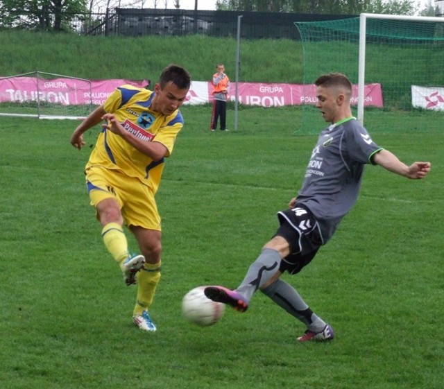 Damian Patyk (z prawej) w ostatniej minucie mógł przesądzić o zwycięstwie Janiny nad Beskidem Andrychów w grupie małopolsko-świętokrzyskiej III ligi piłkarskiej. Podział punktów nie zadowolił nikogo.
