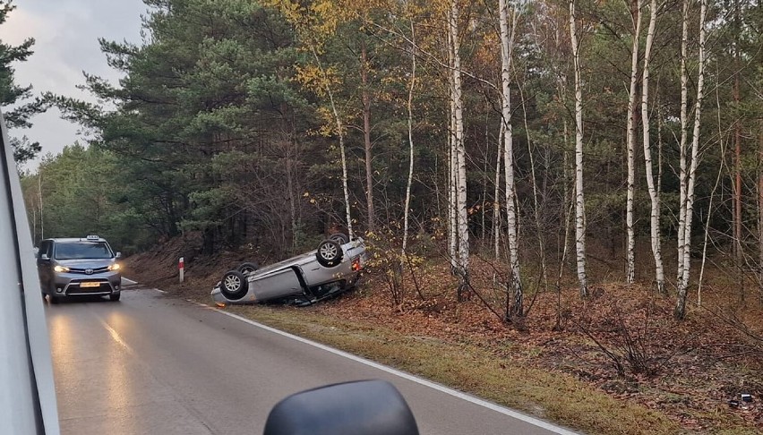 Pomiędzy Olkuszem i Bukownem dachował samochód