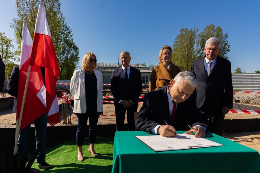 Rozbudowa Publicznej Szkoły Podstawowej w Lesznowoli pod Grójcem. W murach budynku umieszczono kapsułę czasu