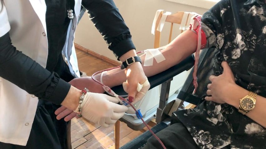 Krwiodawstwo w Ratajach. Młodzież i nauczyciele oddali 7 litrów krwi
