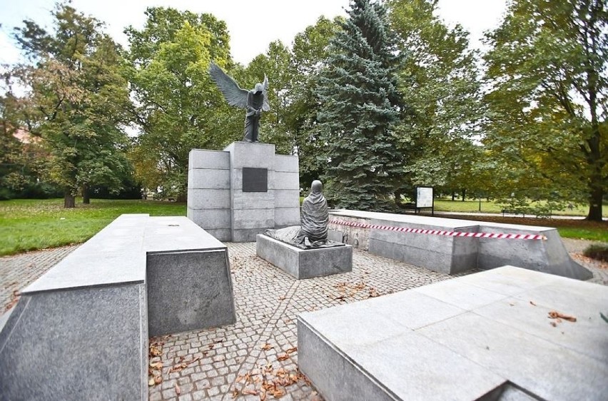 Uszkodzony pomnik ofiar katyńskich w Parku Słowackiego we...