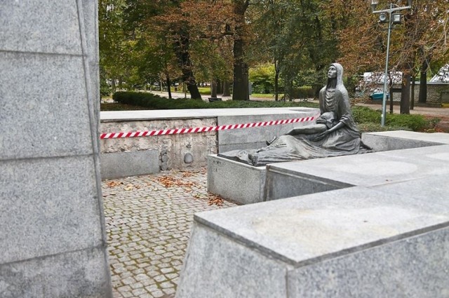 Uszkodzony pomnik ofiar katyńskich w Parku Słowackiego we Wrocławiu.